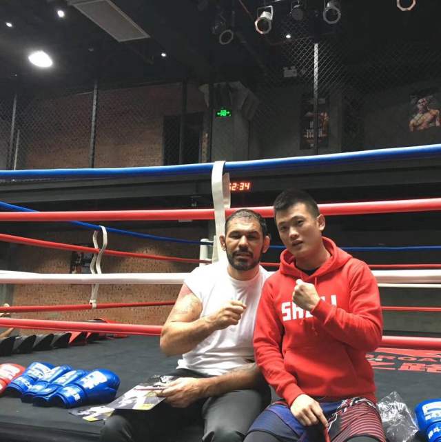 ufc大牛头人在shbjj做特训