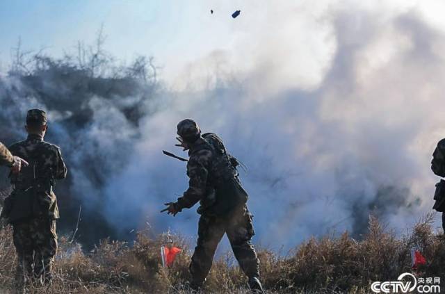 河南武警:狼烟滚滚 新兵实弹投掷强化实战意识