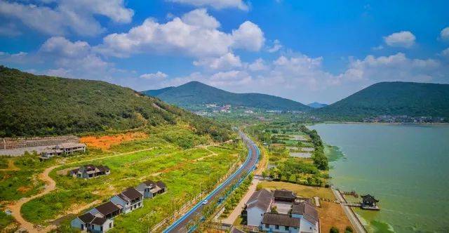 聚焦太湖丨度假区"苏州环太湖大堤"荣获"最美江苏水地标—水景观"称号