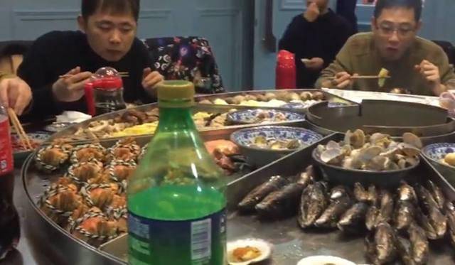 活了三十多年,第一次这样吃海鲜,真是太场面了,一桌上万元!