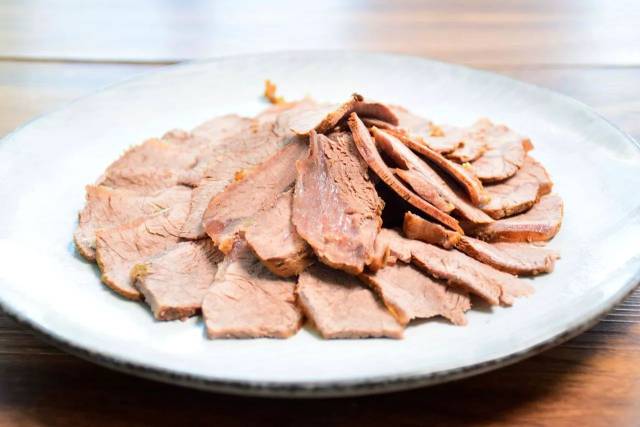 03丨煮好的牛肉从锅中捞出,放凉后切片摆盘.
