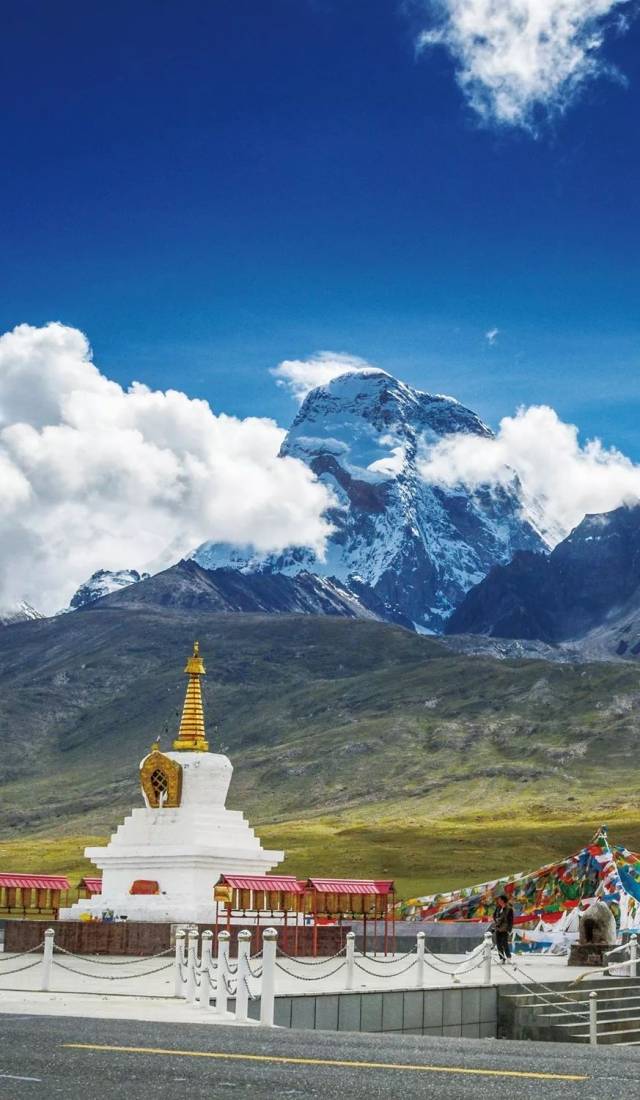 tips 噶举寺 位于亚东县下亚东乡切玛村南部,在乃堆拉山北侧半山上