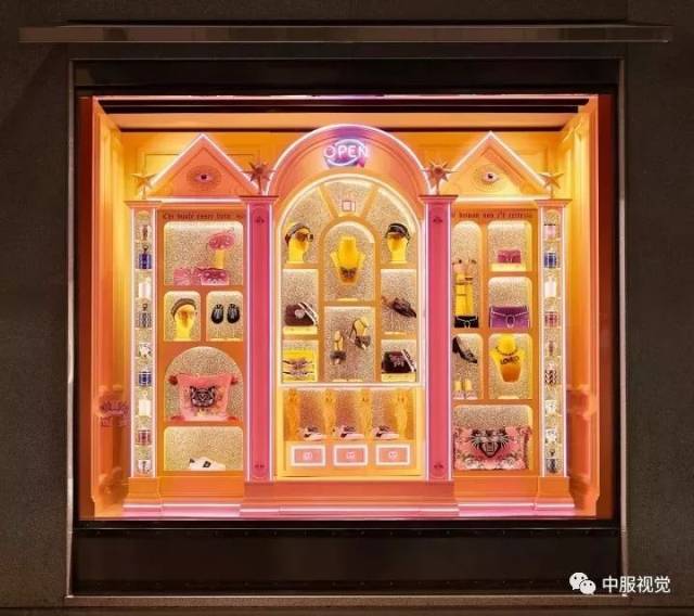 gucci 这个橱窗设计在gucci的米兰店展示,同样在纽约的第五大道店铺