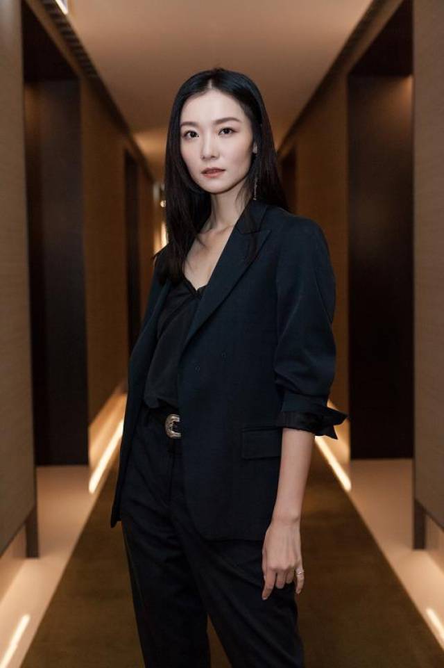 齐溪亮相金马奖 与周冬雨马思纯金马得主齐聚首