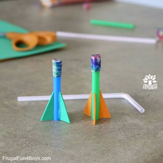 最简单的小火箭玩具做出来了,试试用弯头小吸管吹它,看看你能不能把它