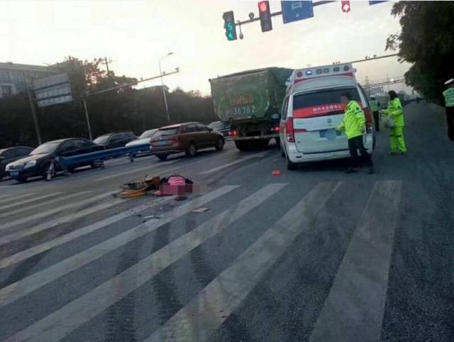 事故造成电动自行车驾驶员当场死亡.太残忍啦伤者头都变形了!