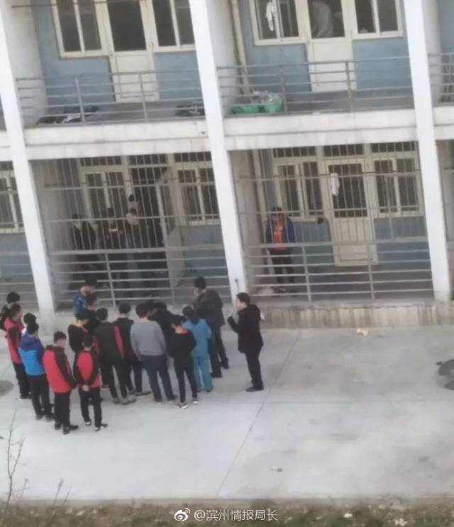 滨州一学生翻宿舍楼阳台不慎摔落,已送医治疗.