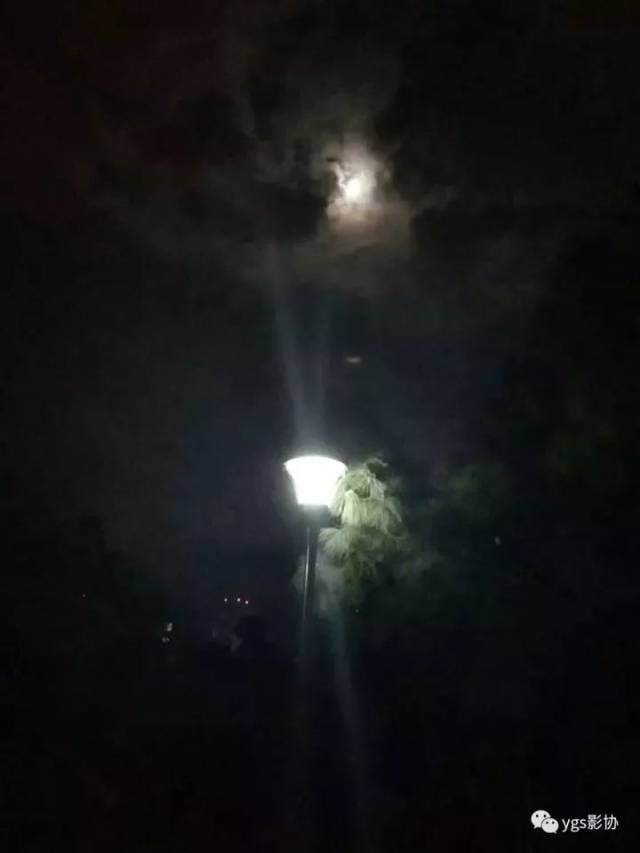 照片拍摄有一轮孤月,月下有一盏孤灯,而孤灯下面只有我孤独一人,一种