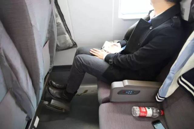 前排座位后配有折叠脚踏板,踩踏旁边小踏板可收回.
