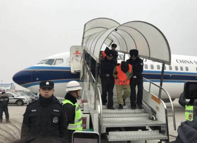 159名诈骗案犯罪嫌疑人被押解回哈!