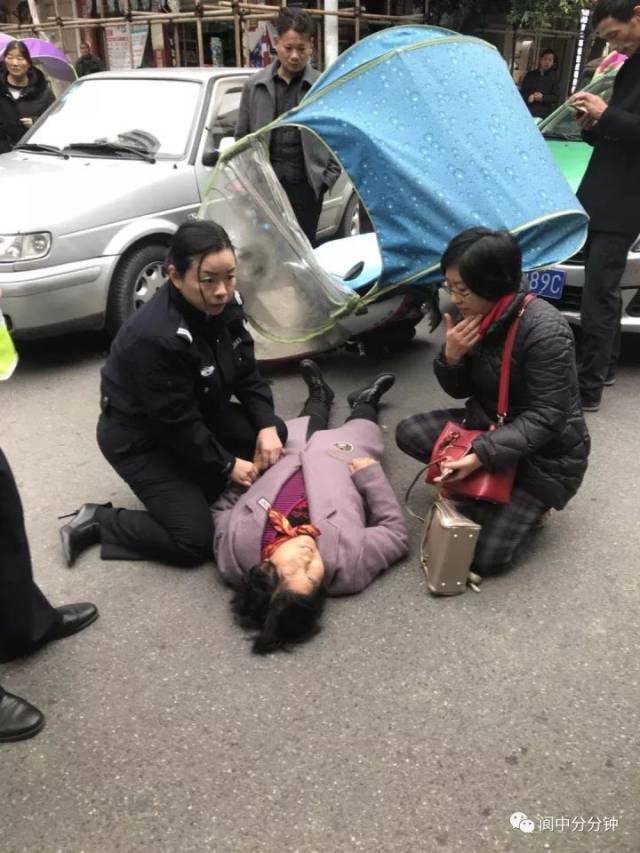 南充阆中美女交警寒风中跪地安抚倒地伤员