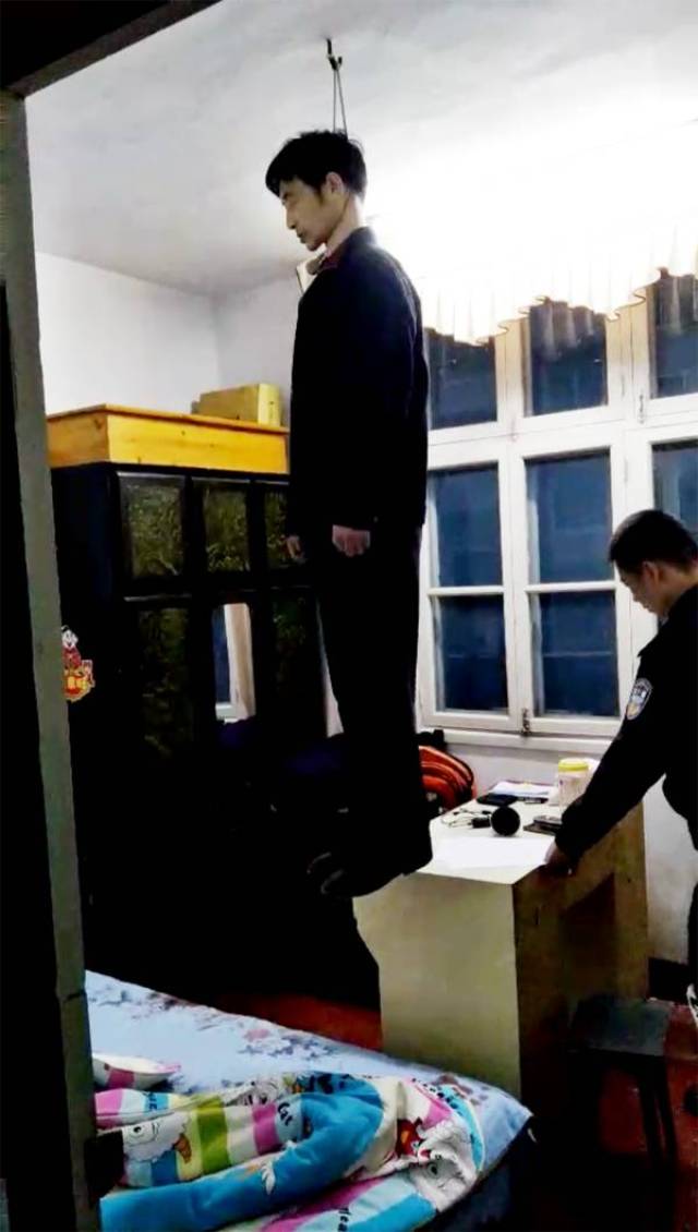 11月28日傍晚,有人爆料:安化梅城农商银行信贷部主任吴某上吊身亡