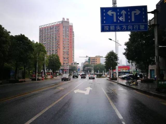 骆仙西路南岭大道路口西往东(往燕泉路)方向:在交通高峰期,左转往郴州