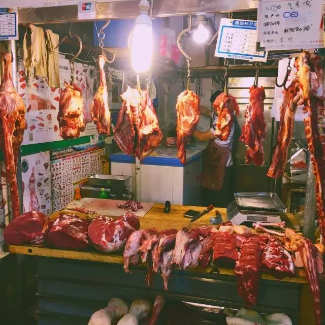 北京三源里菜市场:肉铺
