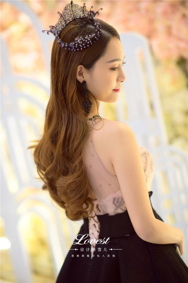 美女电台主播,惊艳婚纱来自设计师雪儿