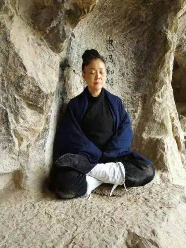 炼神口诀 双手环抱子午诀,四门紧闭守正中,万念归一入虚空,感而遂通