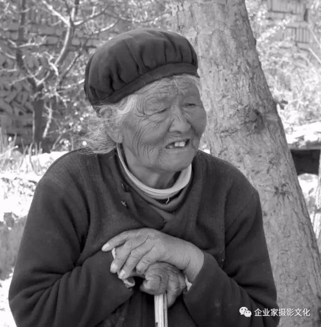农村留守老人,满脸的沧桑!