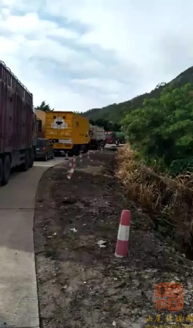 海丰县梅陇镇南山岭路段塞车成一条龙,究竟是啥事?