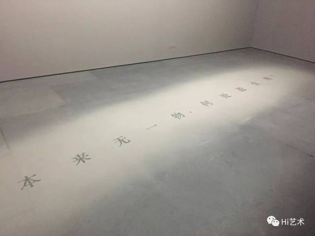徐冰搜集了9.11事件发生后残留的灰尘,创作了这件《何处惹尘埃》