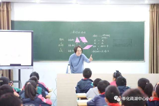 "一构"由锦屏中心小学的张恺恺老师与502班同学共同呈现.