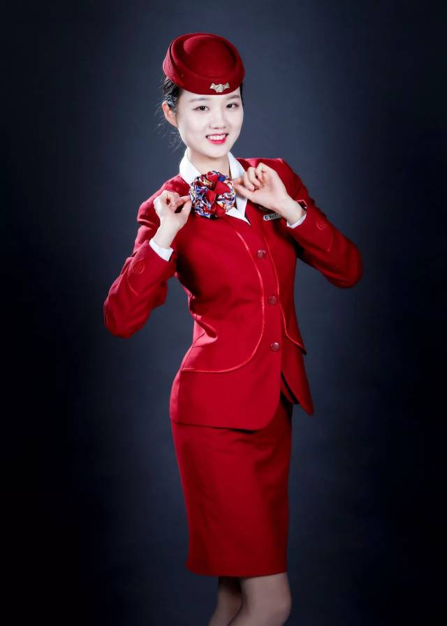 年龄25岁,身高170cm,飞行2年 山东航空客舱部青岛大队 年龄25岁,身高