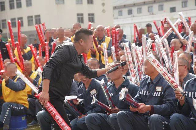 荞窝监狱党委书记,监狱长邹文武同志在演出前作致辞,向各位艺术家的到