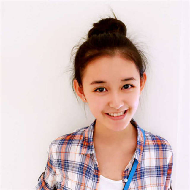 易艺阁:蒋依依的面相及四柱八字解析