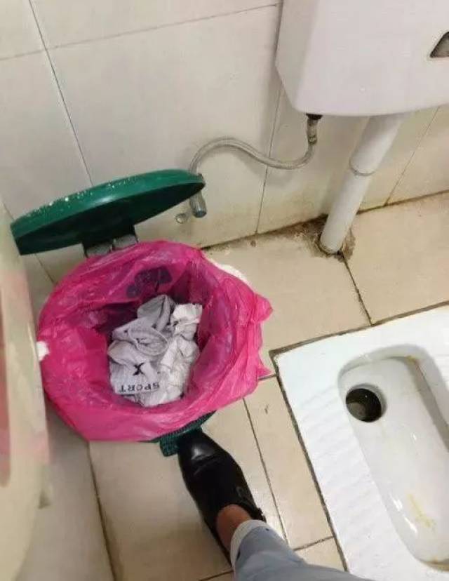 笑尿了!垃圾桶里竟然有衣服?估计有一哥们上厕所忘了带纸
