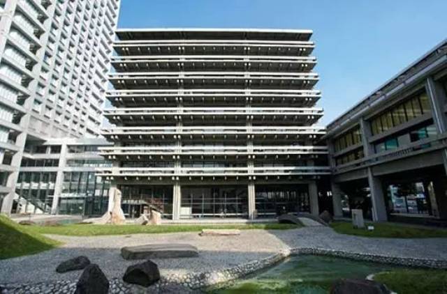 香川县厅舍由部分三层建筑与八层的主楼组成.