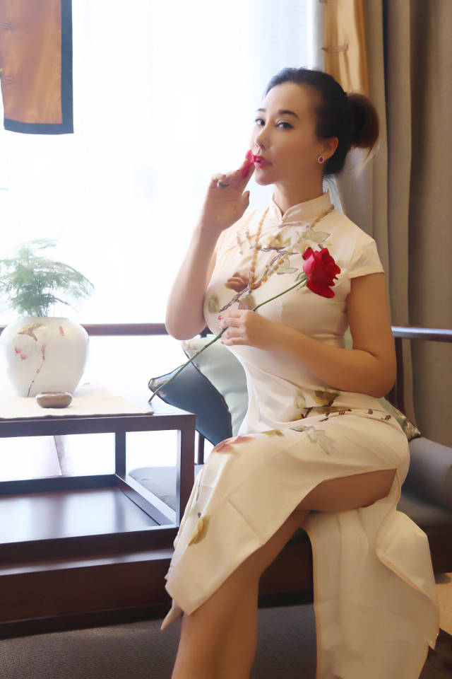 侯耀华女徒弟混血演员安娜金拍摄优雅旗袍写真