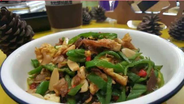深深地爱上了这道菜 你带给我的怦然心动 唤起了味蕾与嗅觉 特色小炒