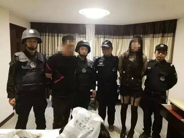 邵阳3人吸毒被捕,1人将手铐挡开:别逗!让我躺会.