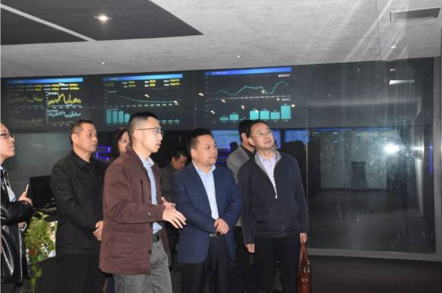 郝效冬一行相继参观了tita众创空间以及园区数据中心,并实地走访园区