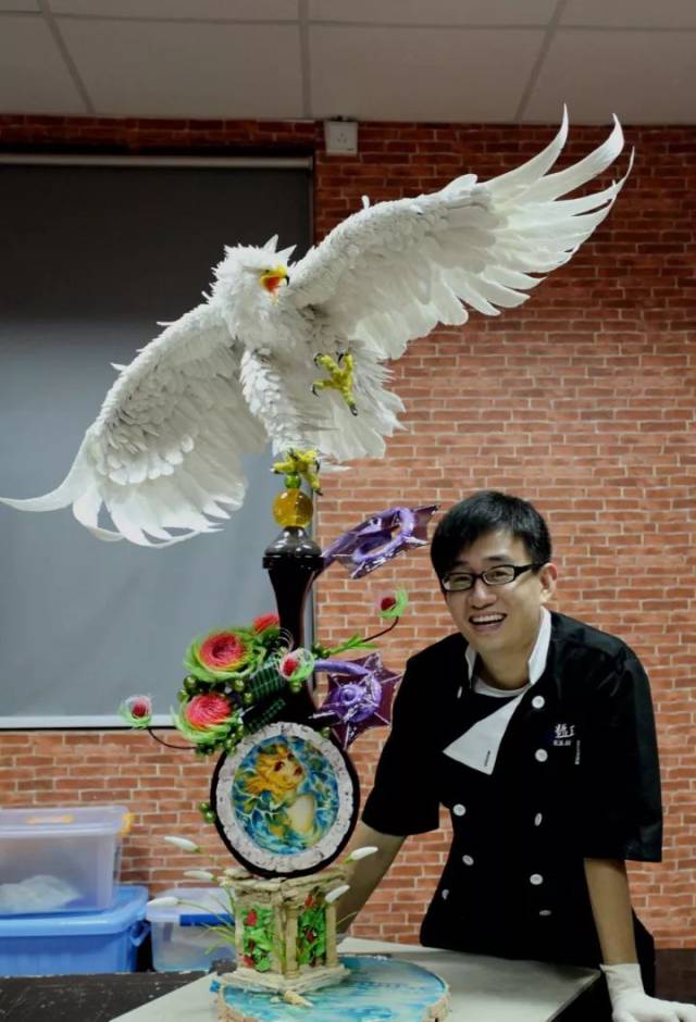 为了磨练手艺,他专门飞到法国,拜入世界拉糖大师 sk 门下求学.