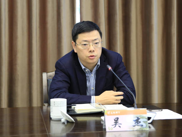 金山区副区长吴杰,区土储中心主任李宪宏,镇党委副书记,镇长叶广贤,区