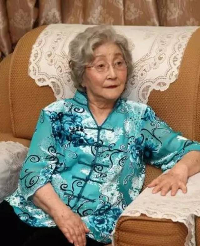 她绝代风骚,是金庸表姐,徐志摩表妹,差点成为蒋