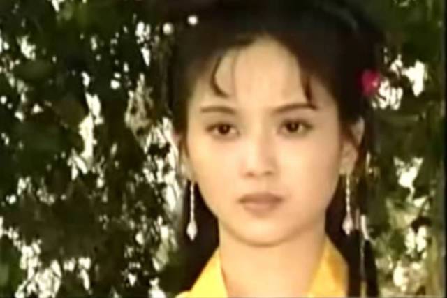 2000年,主演《西厢传奇》里的崔莺莺.