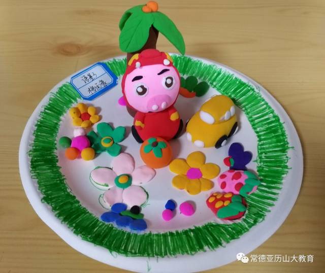 心灵手巧真善美,双手秀出一片天。为了给孩子一个展示自我的平台,提高孩子的动手能力,2017年10月,亚历山大特组织了手工制作小能手评选活动。此次活动得到了全校师生的积极响应,短短一个月时间,我校共收到100多个手工作品,每一个参赛作品都凝结着亚历山大学生的智慧,承载着学生们的梦想。经过层层筛选,共有13位手工制作小能手入选。 截止12月1日,此次人气手工制作小能手投票评选活动圆满结束,此次活动共计10263人次参与投票,最终刘娜同学的手工作品以2784票夺得榜首,获得人气手工制作小能手的称号