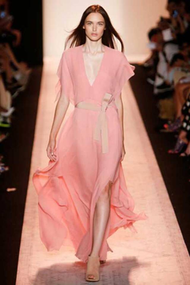 秀场上,设计师们大面积的粉色裙子设计,看上去显嫩又很仙女的既视感!
