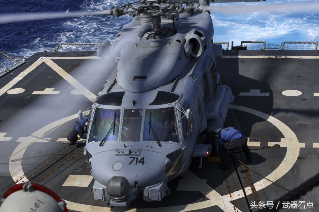 美国海军使用的 sh-60 "海鹰" 舰载直升机