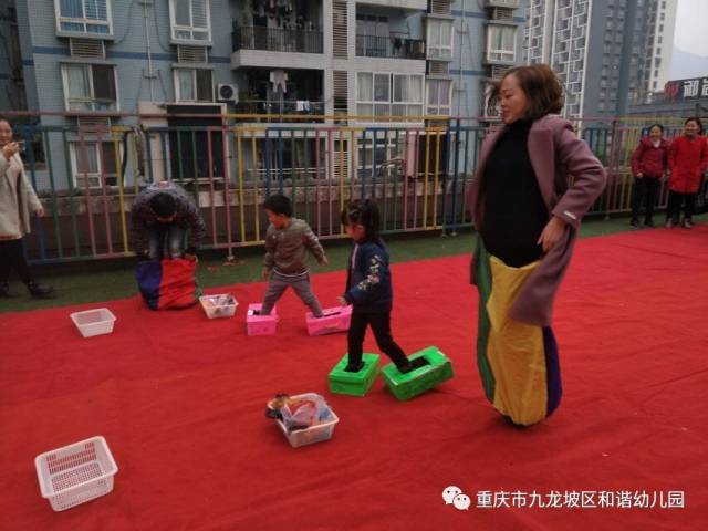 和谐幼儿园第三届亲子手工绘画月废变宝,体育器械制作活动。亲子齐动手,健康快乐跟随我,趣味我懂得!! 为了进一步丰富幼儿户外体育活动内容,激发幼儿户外活动的兴趣,增强幼儿体质,我园于本周二周三周四举行了亲子自制体育器械活动。活动以经济、实用、环保为宗旨,各班家长们在老师的指导下与小朋友分工合作,开始了一种全新的体验:有的负责裁剪,有的张贴、还有的制作辅助材料.