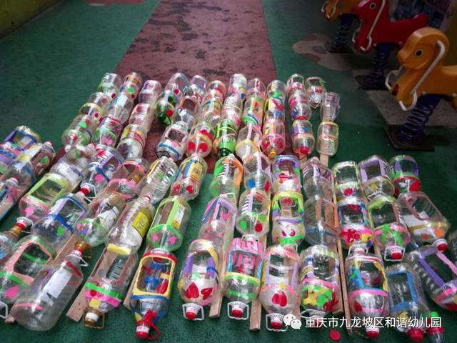 和谐幼儿园第三届亲子手工绘画月废变宝,体育器械制作活动。亲子齐动手,健康快乐跟随我,趣味我懂得!! 为了进一步丰富幼儿户外体育活动内容,激发幼儿户外活动的兴趣,增强幼儿体质,我园于本周二周三周四举行了亲子自制体育器械活动。活动以经济、实用、环保为宗旨,各班家长们在老师的指导下与小朋友分工合作,开始了一种全新的体验:有的负责裁剪,有的张贴、还有的制作辅助材料.
