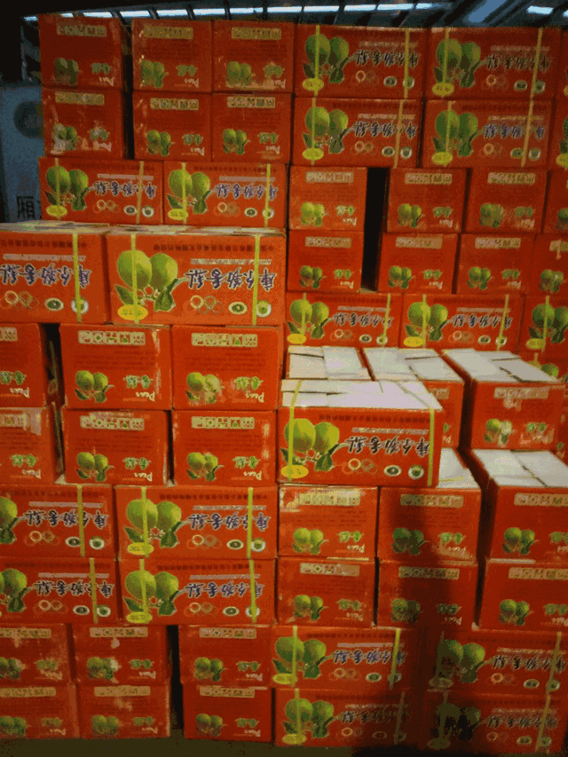 泰龙4.99/斤,台湾凤梨3.99/斤.更有万箱水果折上折!
