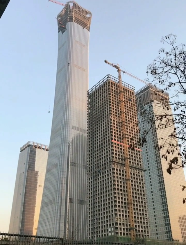 所以设计者以"中国尊"为北京第一高度建筑的寓意:建筑高耸直入云端