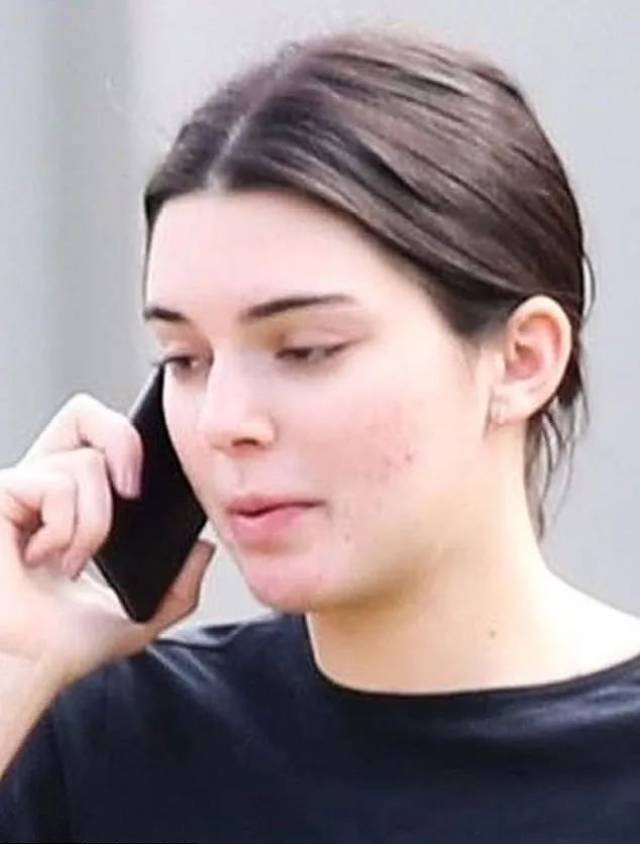 明星 | 肯豆素颜打电话遭狗仔偷拍,可是谁能告诉