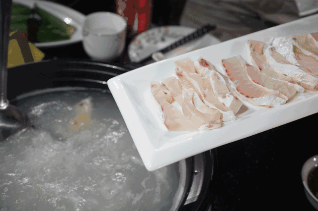 友好美食店庆一周年老板免费赠送饮和吃