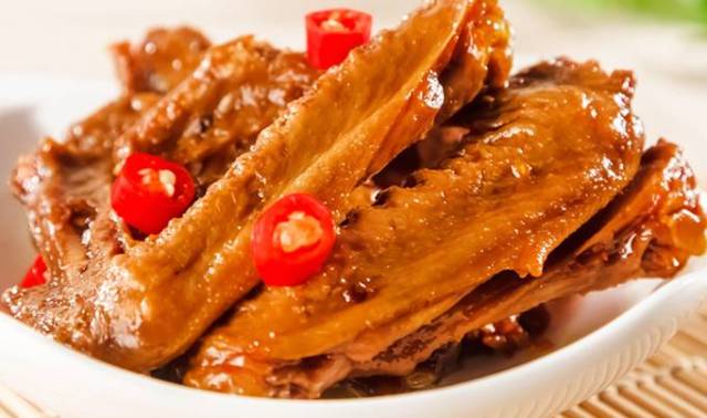 香辣鸭翅, 辣味入骨,口感丰富 ▼