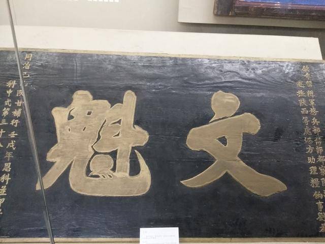 过去,农村城乡居民的门楣大都有题字,这些门楣题字的内容一方面显示出