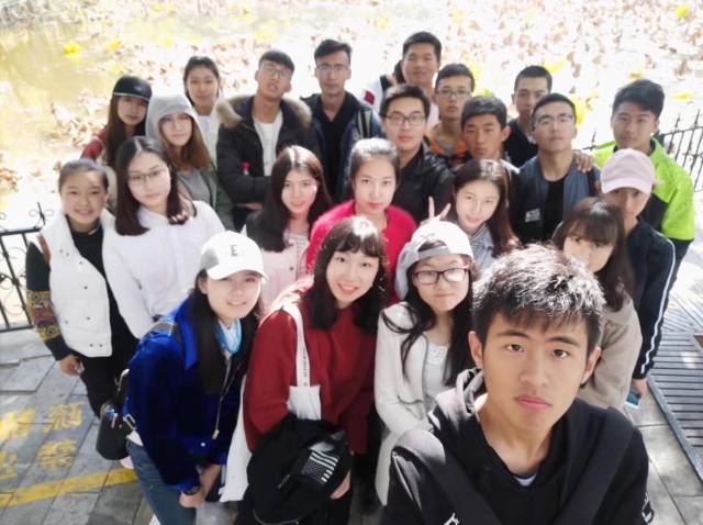 而每周一次的例会中也时不时会有一些小看点呢.什么,你说这两个
