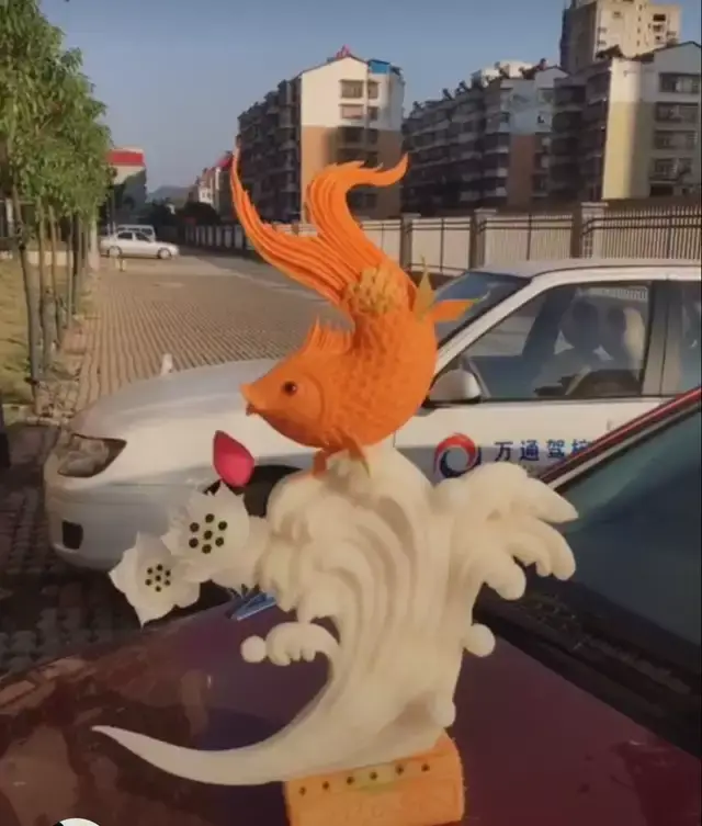 这个鱼拿来装饰,还挺不错的,鱼是南瓜雕的,保质期应该不是太长吧.